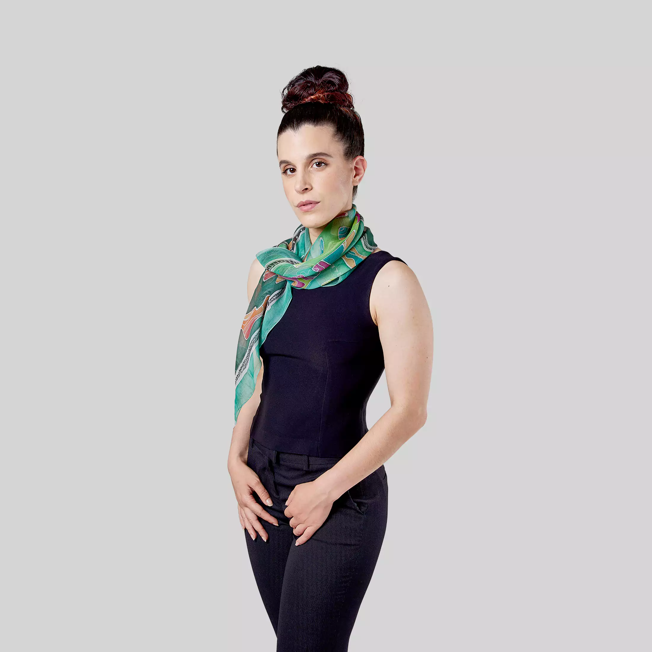 Una modella indossa morbido sul collo il foulard da donna in seta dipinta a mano "Kandinsky" di Fosca's Batik