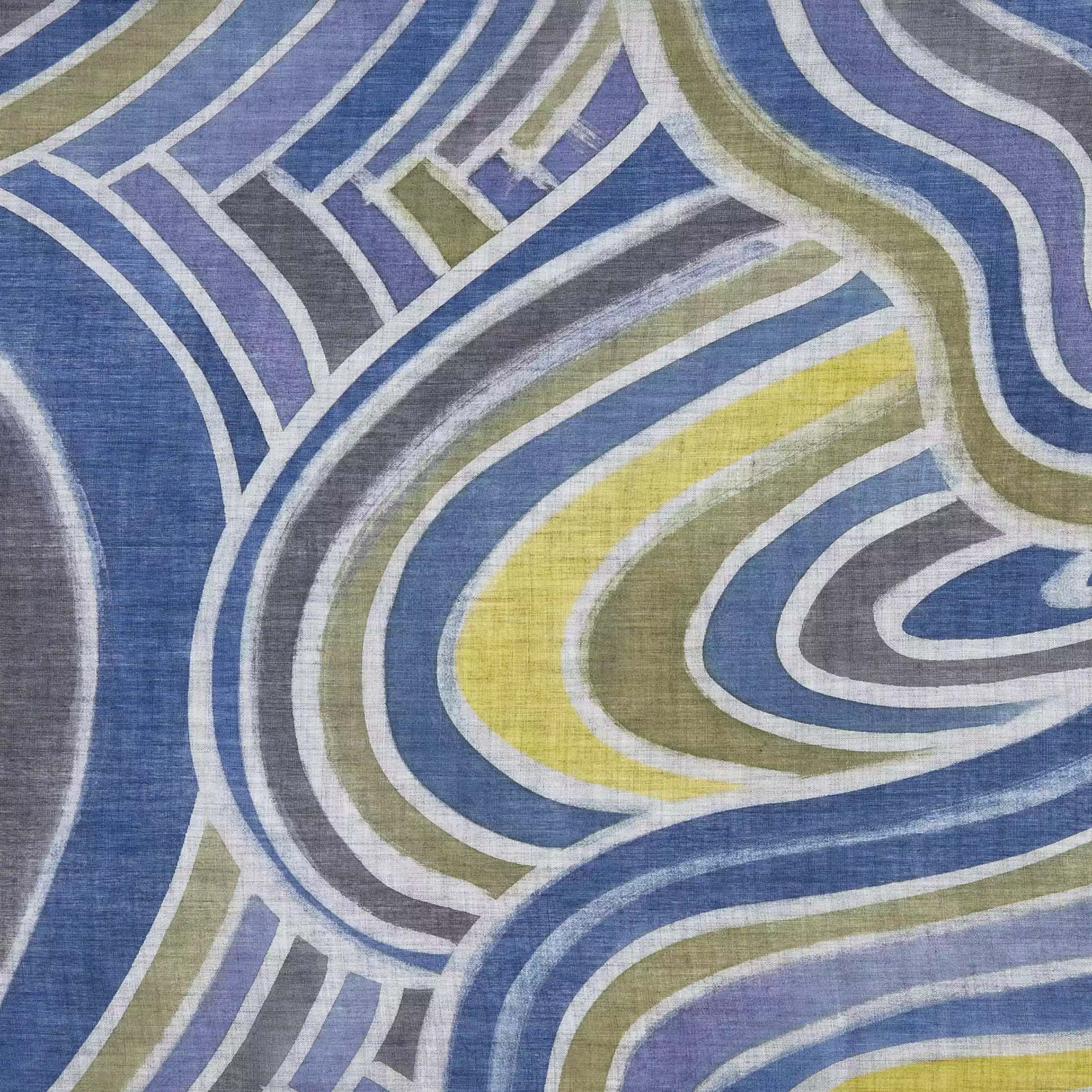 Un dettaglio sulla trama del tessuto e sul dipinto della sciarpa da donna in cotone dipinto a mano "Cerchi nell'acqua" di Fosca's Batik.